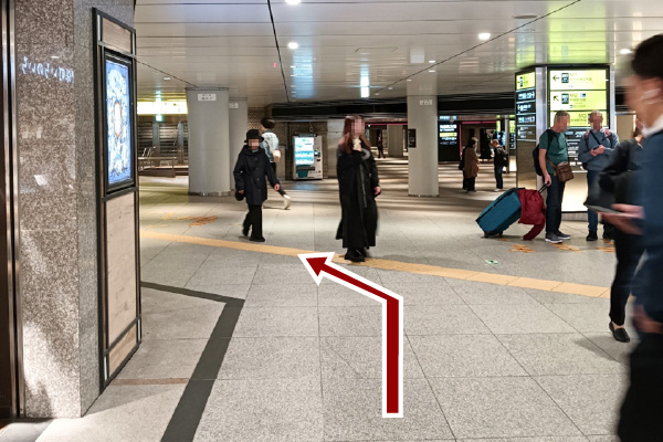 Turn left at the first corner and head toward “KITTE / JP Tower.